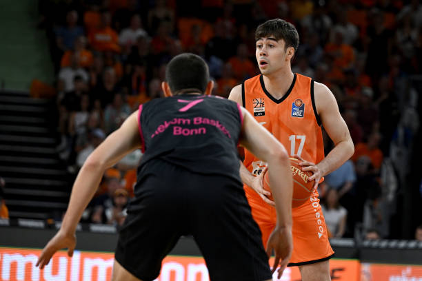 在反击中屡 在反击中屡