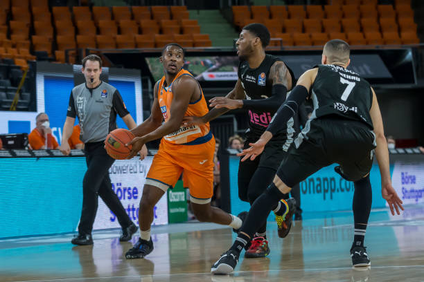 在强风中临 在强风中临